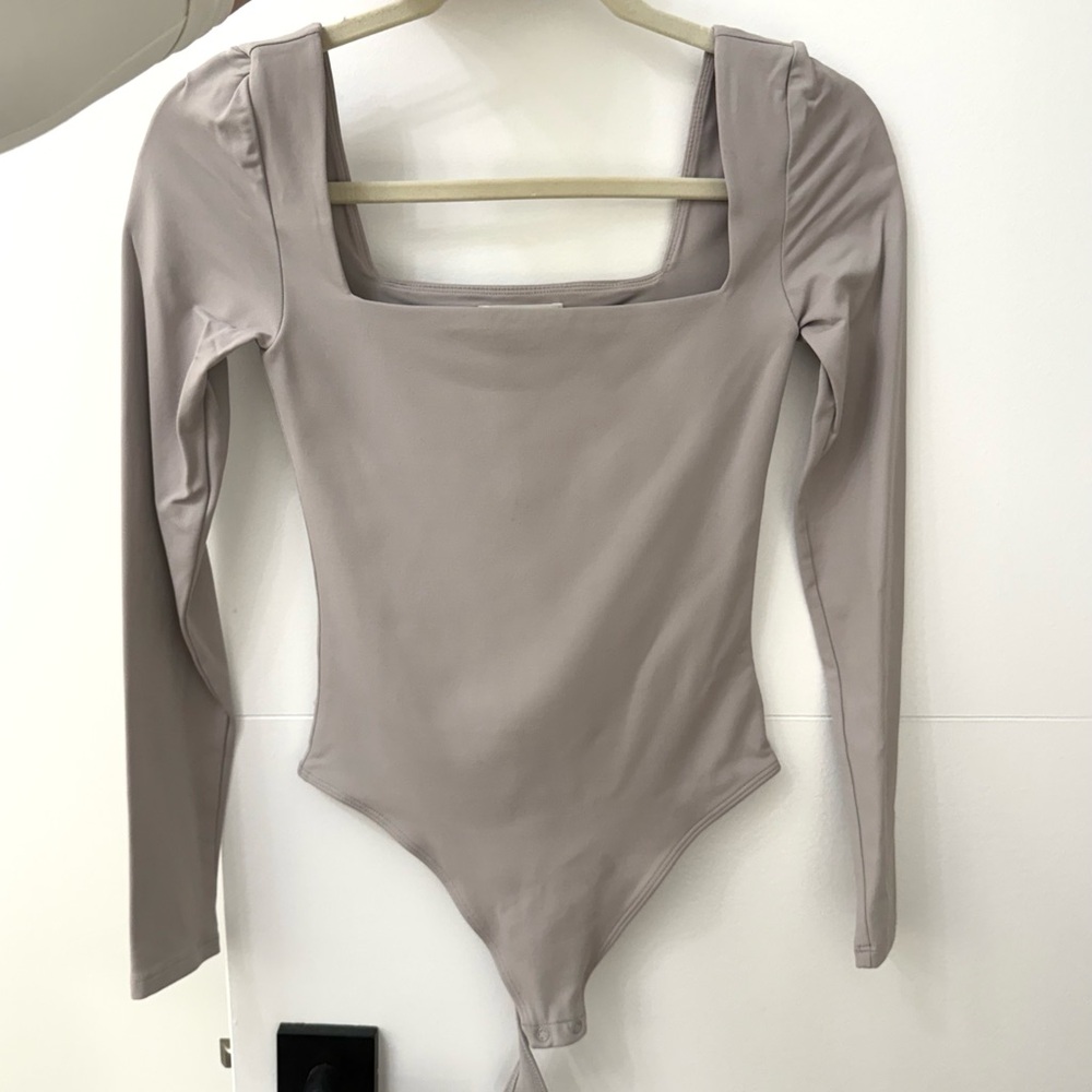 Aritzia Original Contour Squareneck Bodysuit sz S light grey